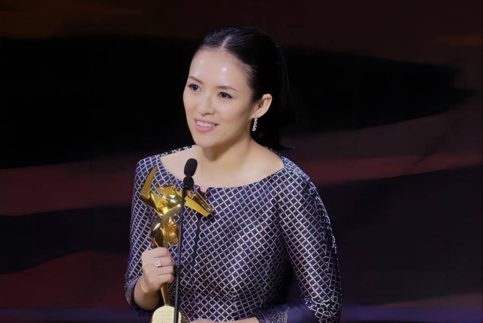 通过这些电影,章子怡也是拿奖无数,其中包括中国三大电影最高奖项