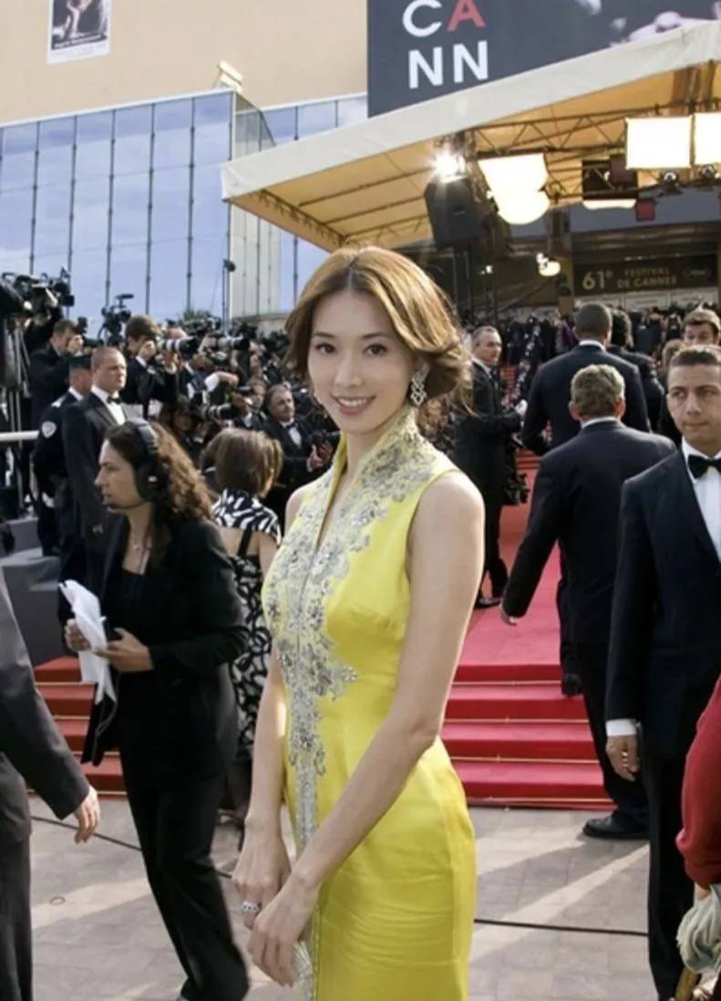 林志玲穿明黄色改良旗袍,高贵典雅_款式_高立领_脖子