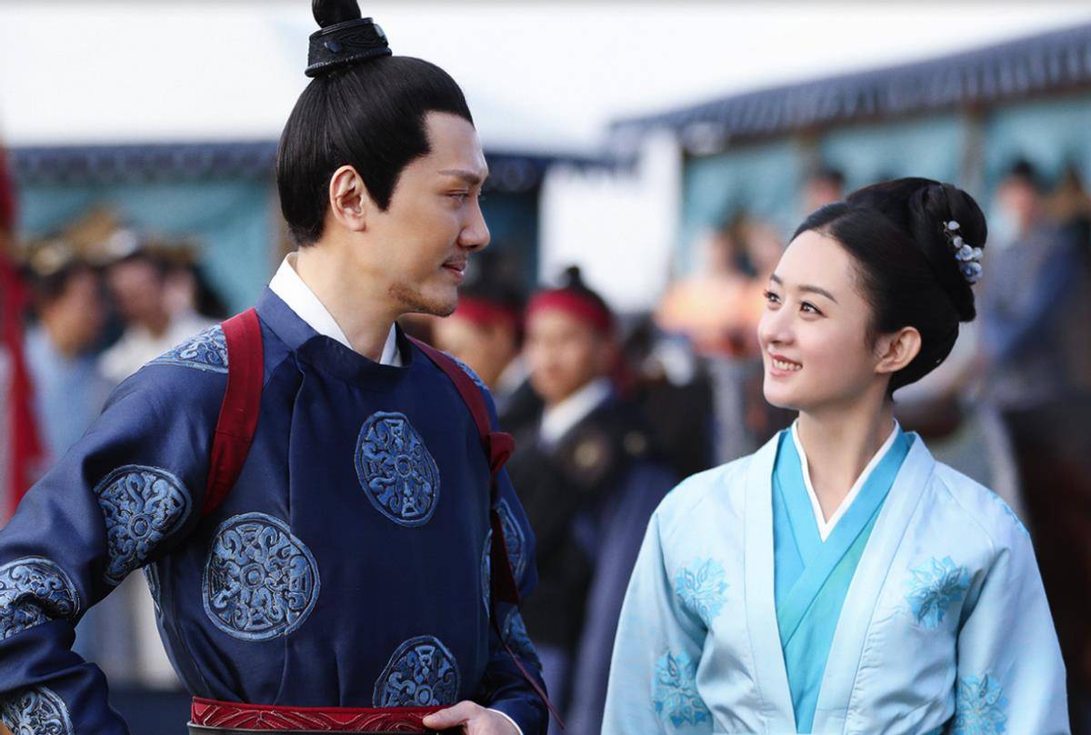 赵丽颖在"冯绍峰曾艺发顺丰事件"曝光时正处于脯乳期,微博也一直是停