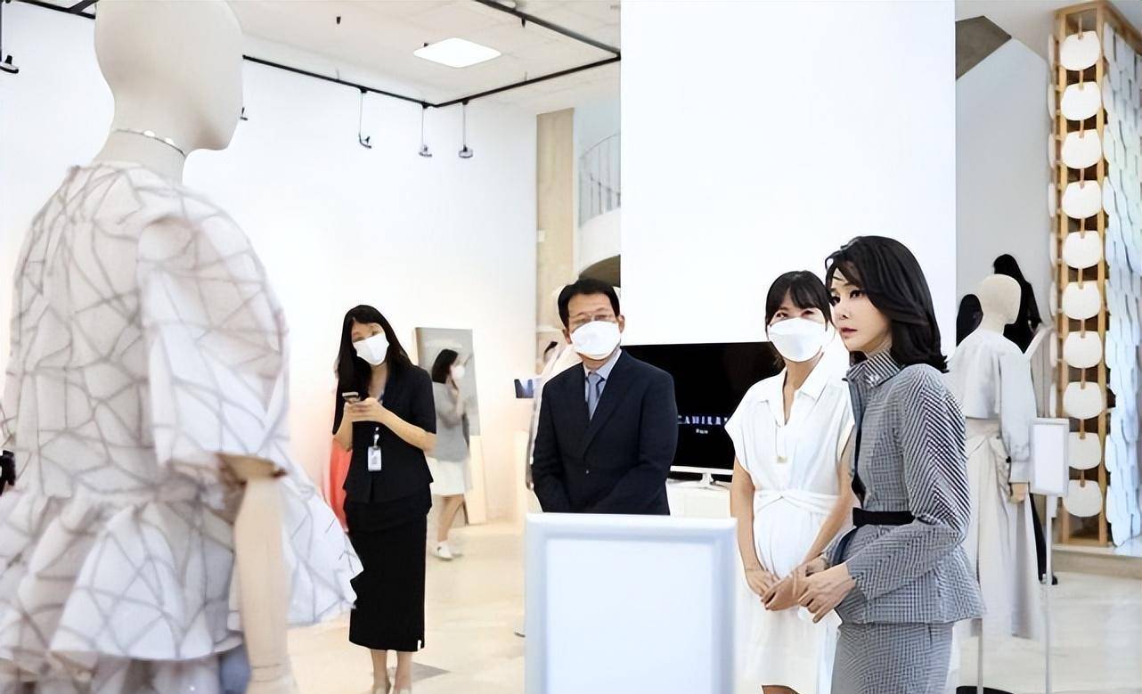 金建希整容前的照片也以各种方式流传开来,但面对自己的过去,她看起来