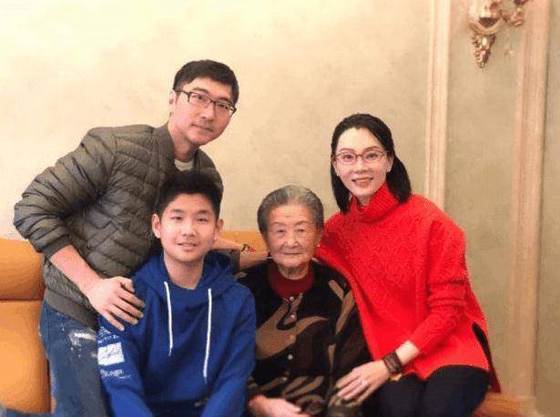 一家三口非常幸福,希望陈数可以永远的美下去,你们是从哪部剧中认识的