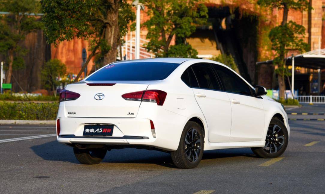 99万起的国产代步车,油耗5.