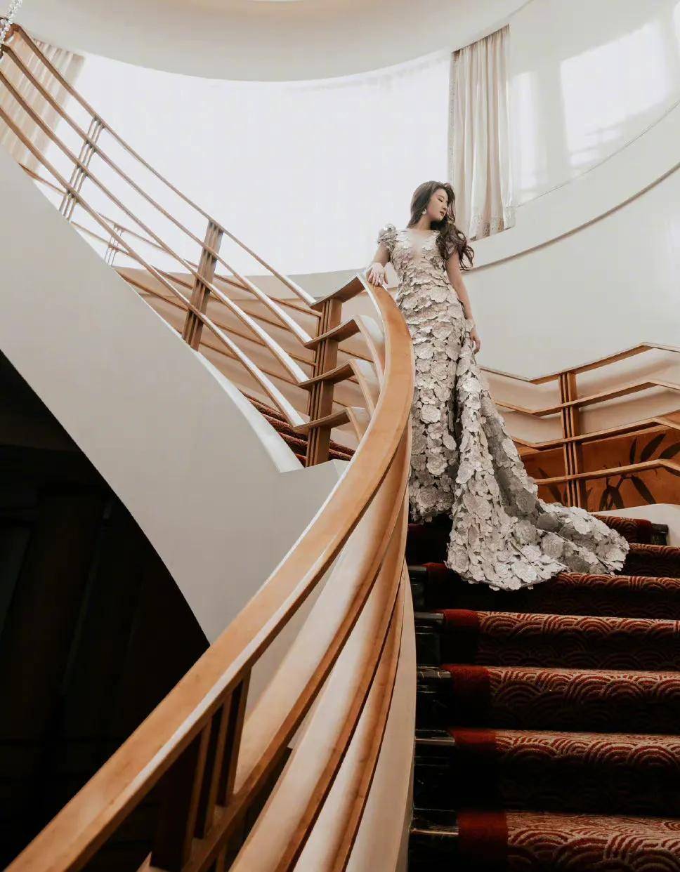 刘亦菲不愧是"神仙姐姐",穿亮银色缀花长裙,好身材藏都藏不住_设计