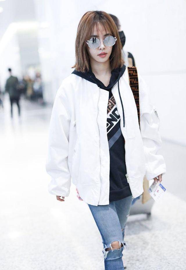蔡依林机场素颜照,白色外套搭配破洞牛仔裤,歪头甜笑少女感十足_照片