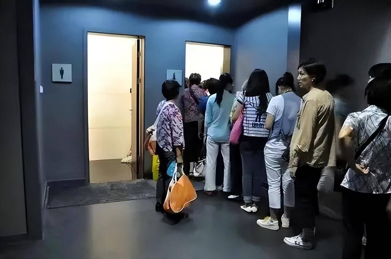 四川大学将男厕改女厕惹争议,一男生发纸尿裤抗议!_女性_男女_厕所