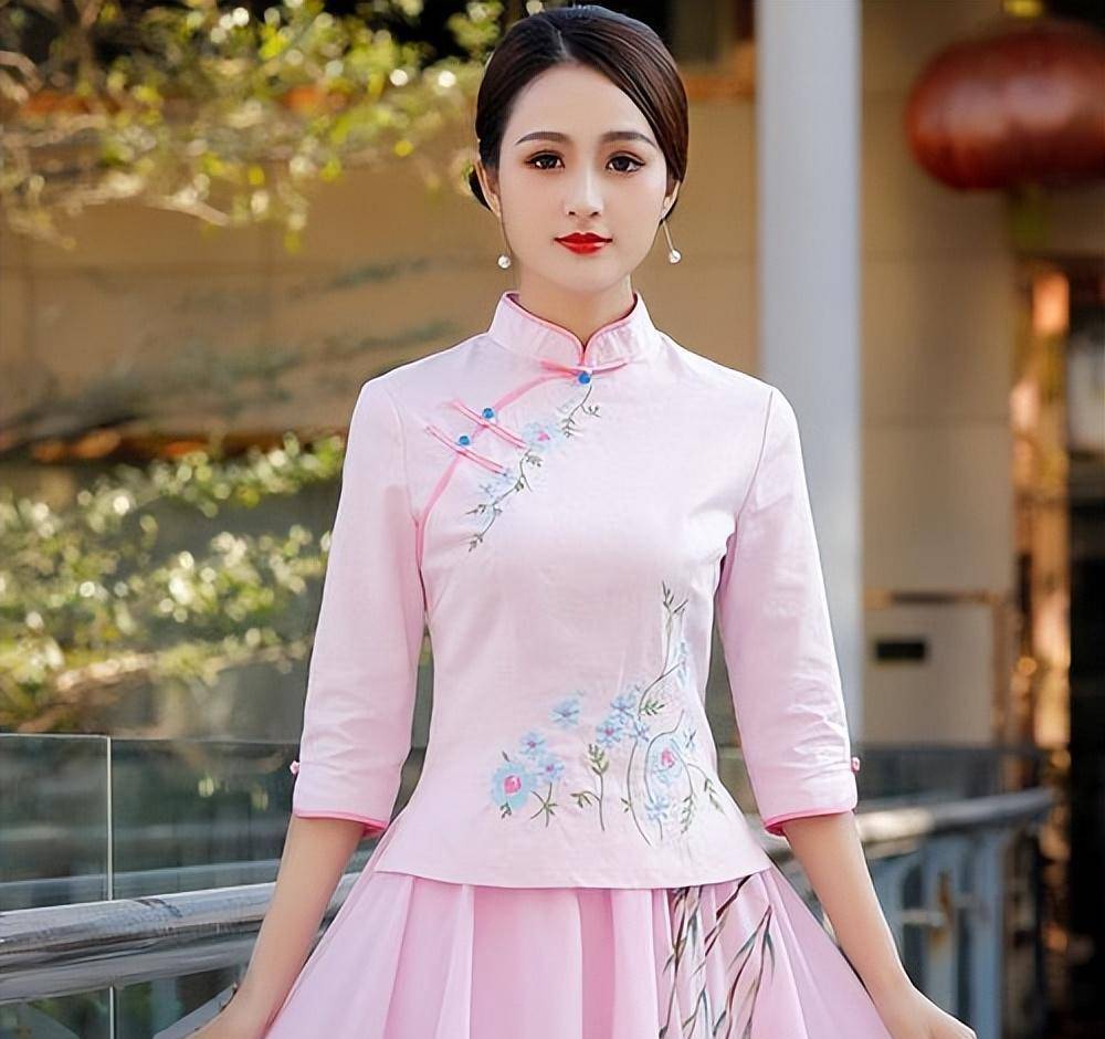 deal)的设计师卫薇安,曾推出华丽唐装系列,将中国传统服饰与现代