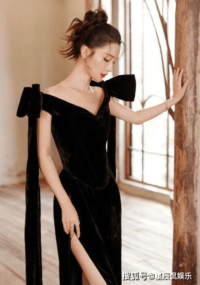李沁黑天鹅油画质感大片,黑色抹胸长裙搭配明艳红唇,从容优雅_活动