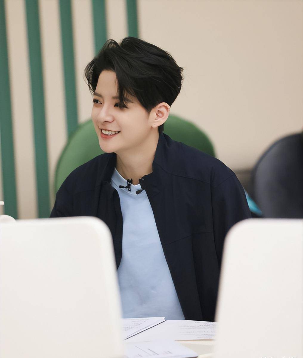 刘逸云amber她的帅气真的不用再次多说,看看这张照片,估计再直的女孩