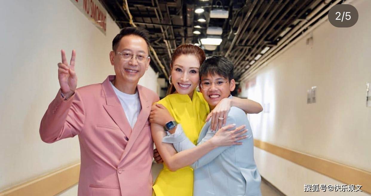 53岁李嘉欣近照认不出!12岁儿子170cm显帅气,母子情深似姐弟