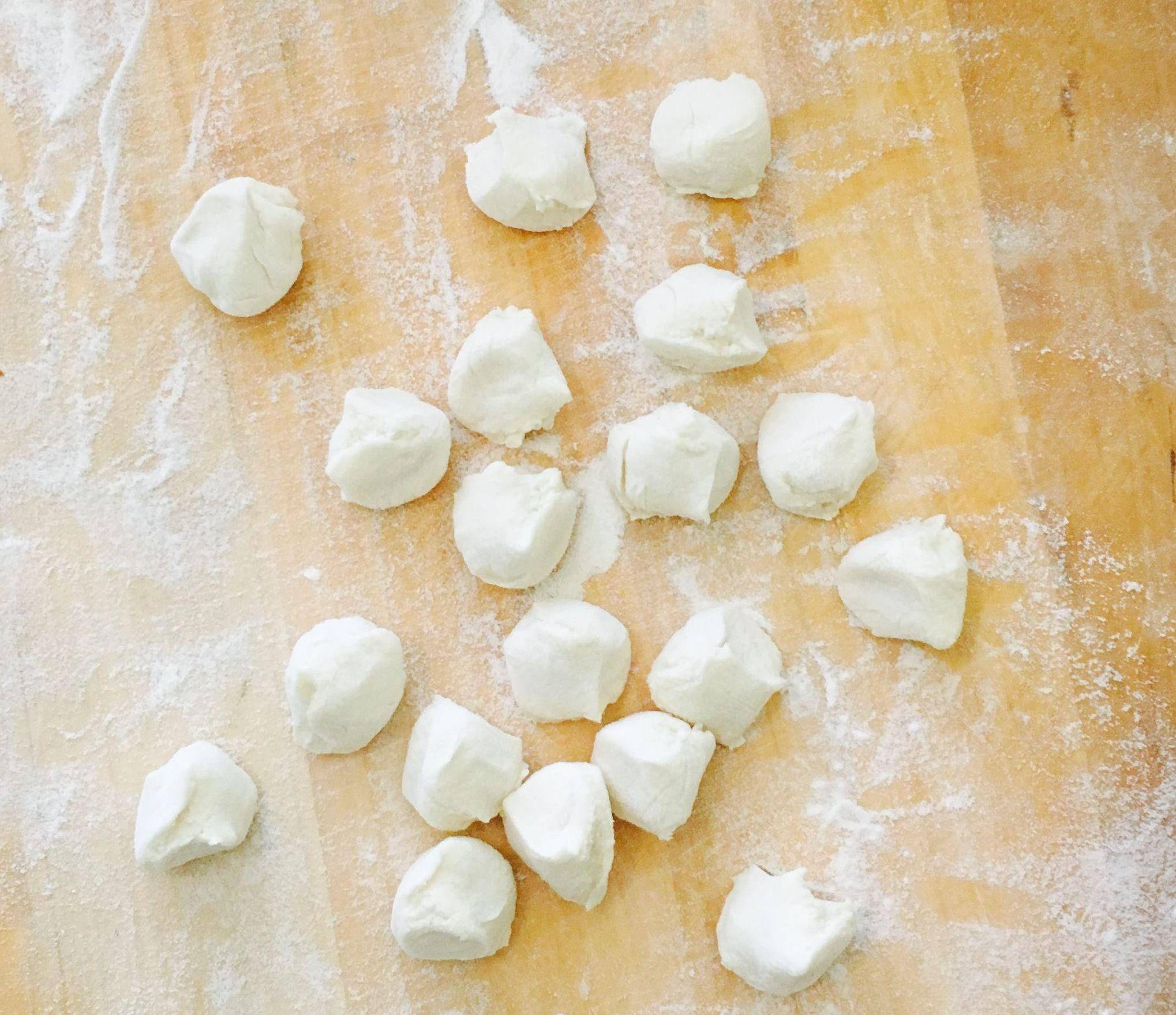 自己手工和面擀饺子皮,学会了就不用买外面加工的了_面团_剂子_大拇指