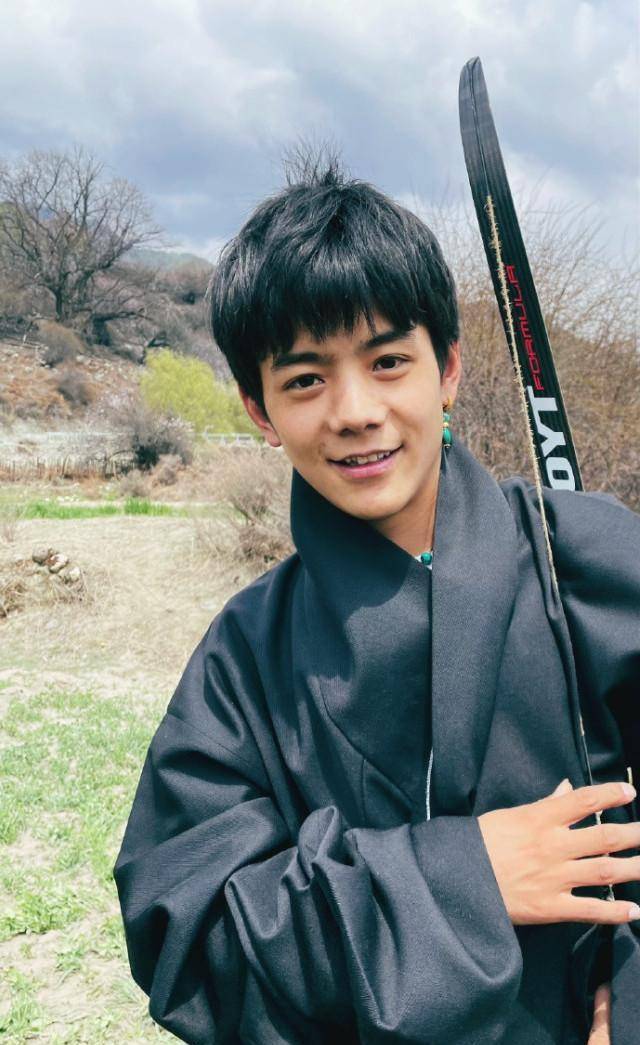 丁真凭借颜值出圈,参加时尚活动还和杨超越演戏,这是准备出道当明星了