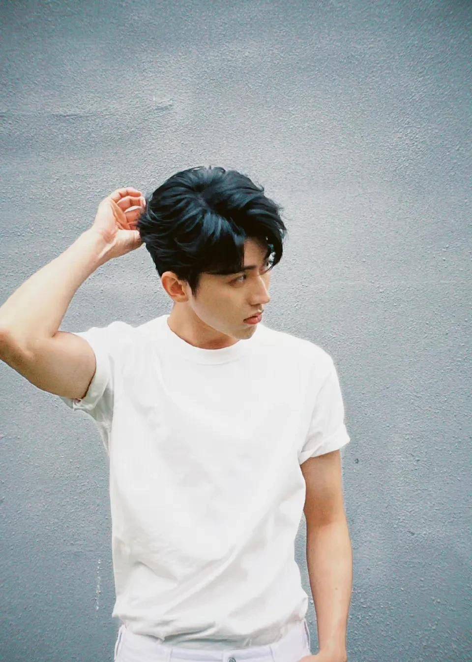 蔡徐坤罕见更新生活照,全身白色系少年感十足,但是肤色黑了很多_阳光