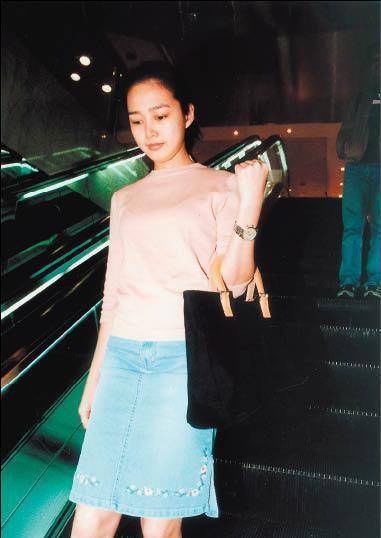 朱丽倩刚刚到香港的时候,朱丽倩忽然觉得自己不知道该用什么名义去找