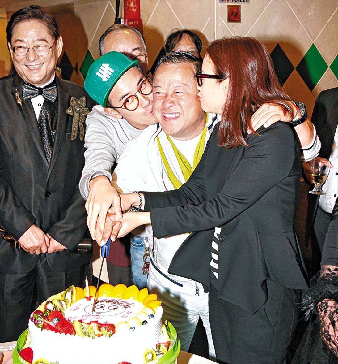 13年曾志伟生日会,tvb斥200万港币为他贺寿,儿媳却让他狠狠丢脸_父亲