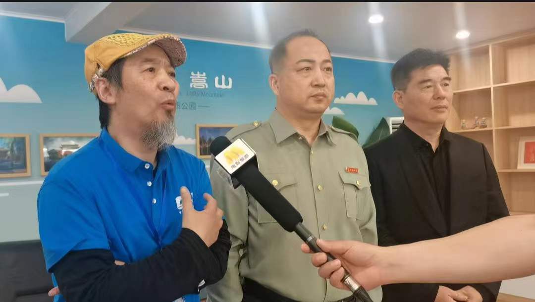 导演王保国(左),电影人物原型刘承昌(中),国家一级演员周惠林(右)接受