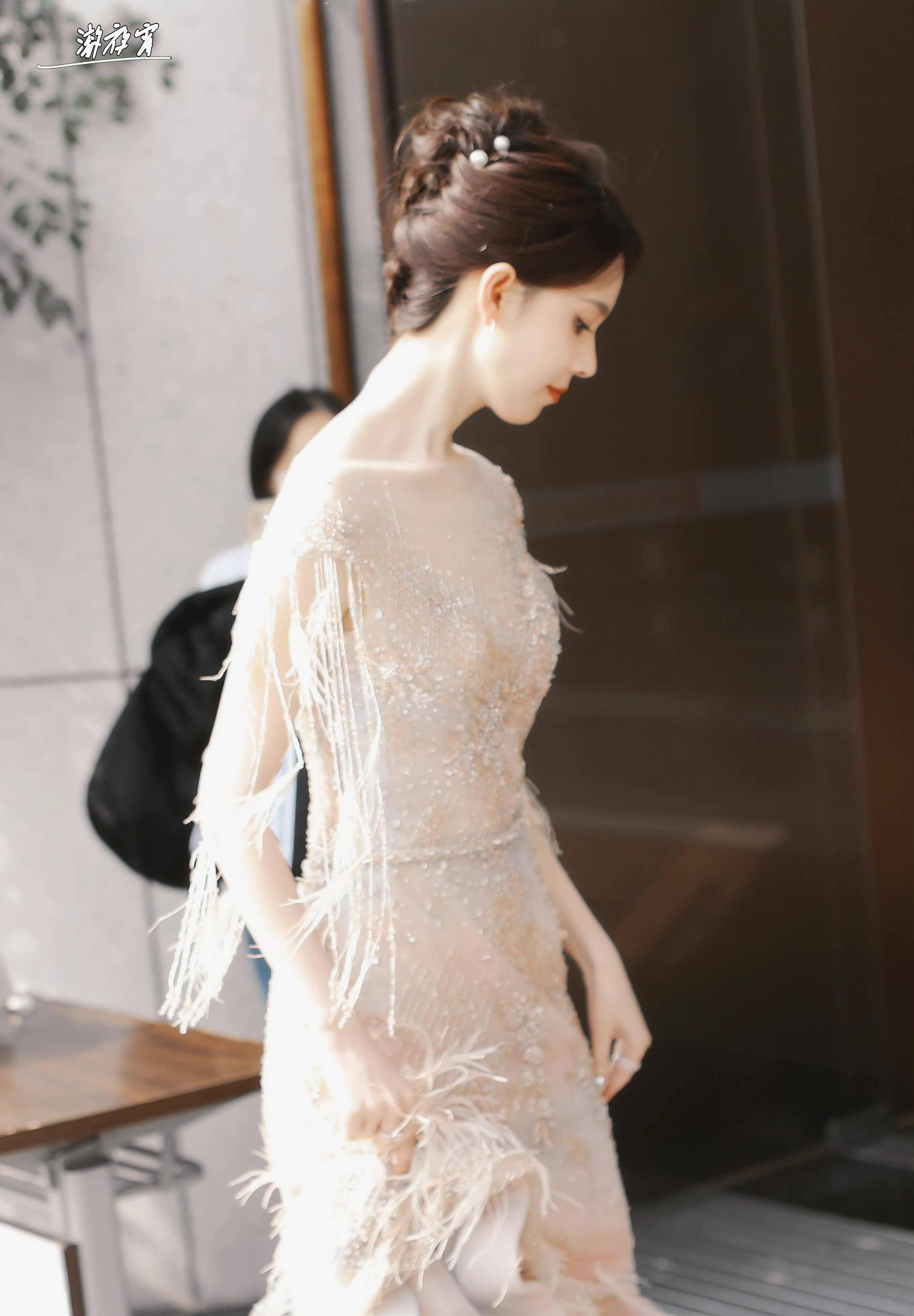 刘诗诗师妹陈瑶白色羽毛裙太美了,腰臀比绝美,仪态大方好典雅_姑娘