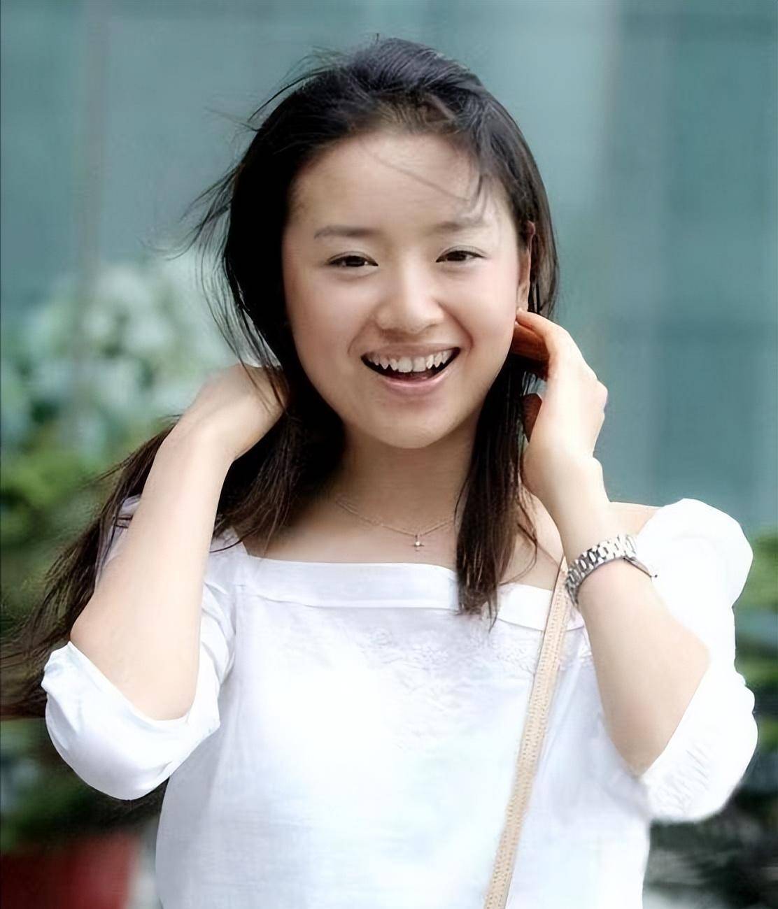 分手10年的董洁素颜出镜为自己庆生,13岁的儿子长相像极了妈妈_潘粤明