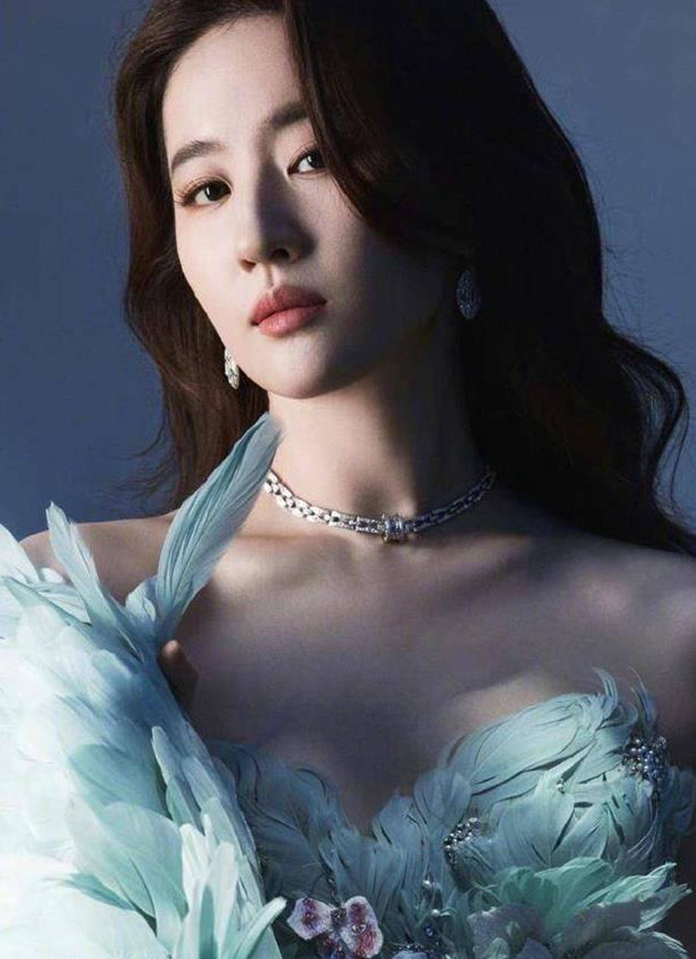 "神仙姐姐"刘亦菲身着高贵大气的孔雀装,像孔雀一样闪闪发光_礼服