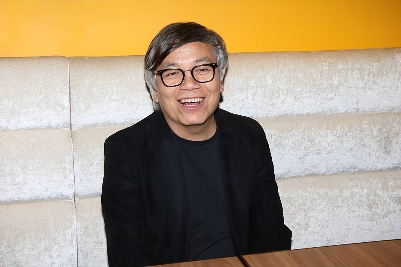 而与他关系最好的一位导演,莫过于喜剧之王周星驰,田启文人生中接到的