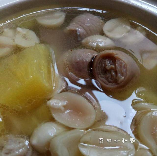 菠萝小肠花生汤,口感酸甜,香味浓郁