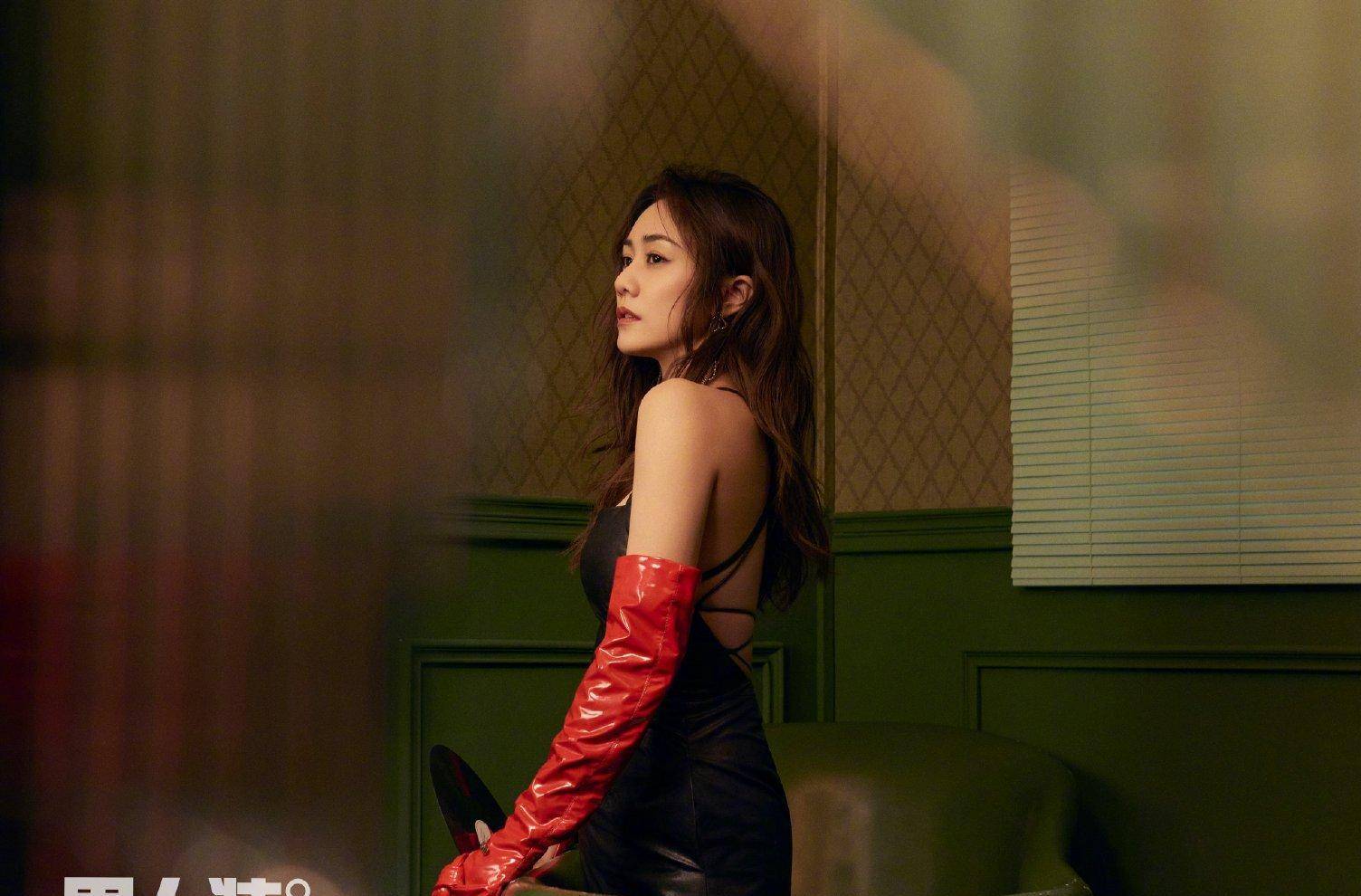 黑色皮衣和皮裤,帅气又飒.看完这些刘芸的时尚大片,你喜欢她哪一年的?