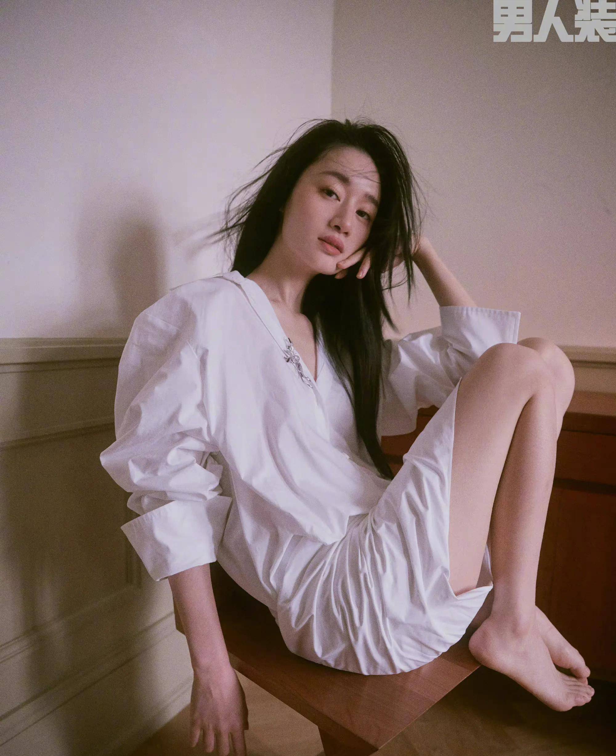 郭晓婷男人装开年刊封面 半湿发造型清冷魅惑 穿吊带秀美腿性感撩人