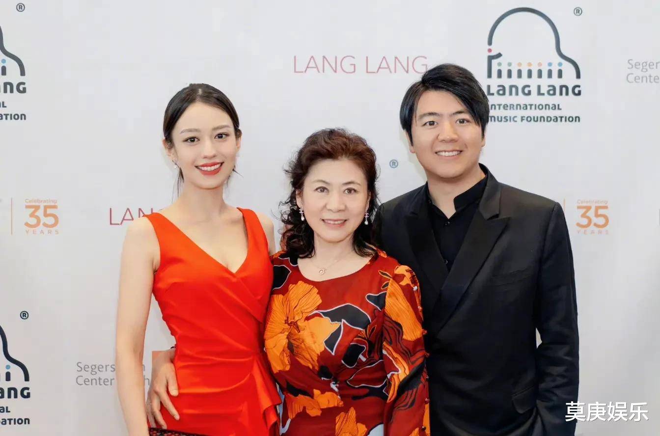 吉娜与日本大师合影太亲密,身体紧贴几乎触胸,对方用手势婉拒_郎朗