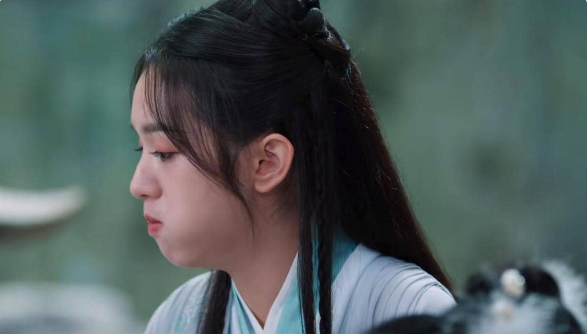 相貌平平别硬凹"第一美人",24岁周也一出场,就被4