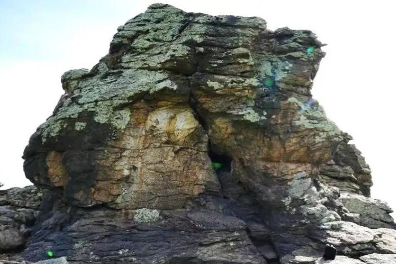 呼伦贝尔草原地带首次发现赭石岩画