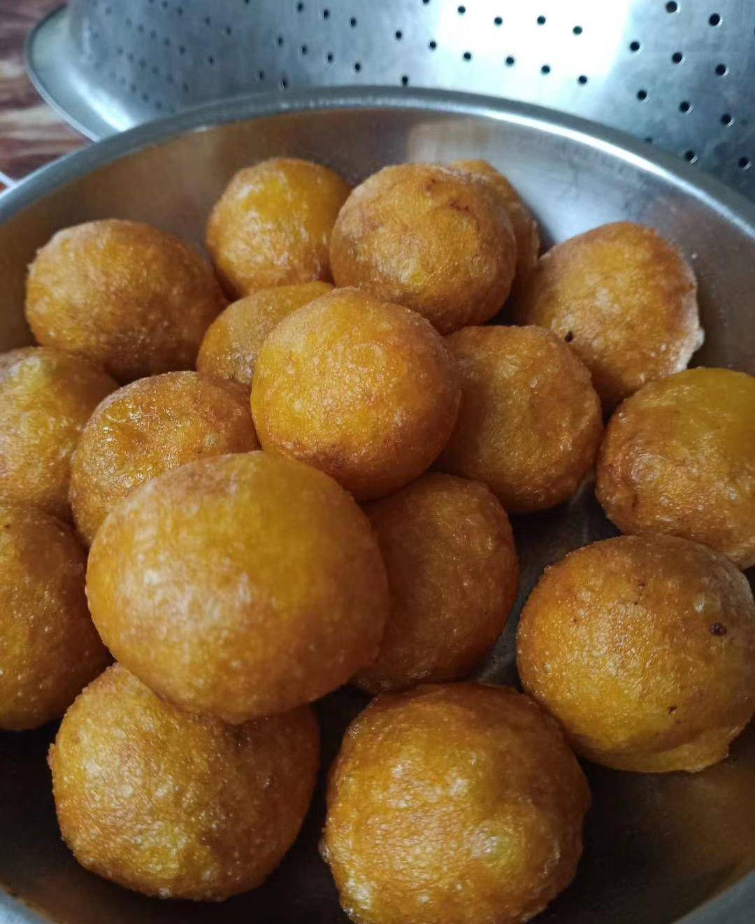 南瓜丸子,颜色漂亮,外皮酥脆,里面软糯可口_面团_油锅_美味
