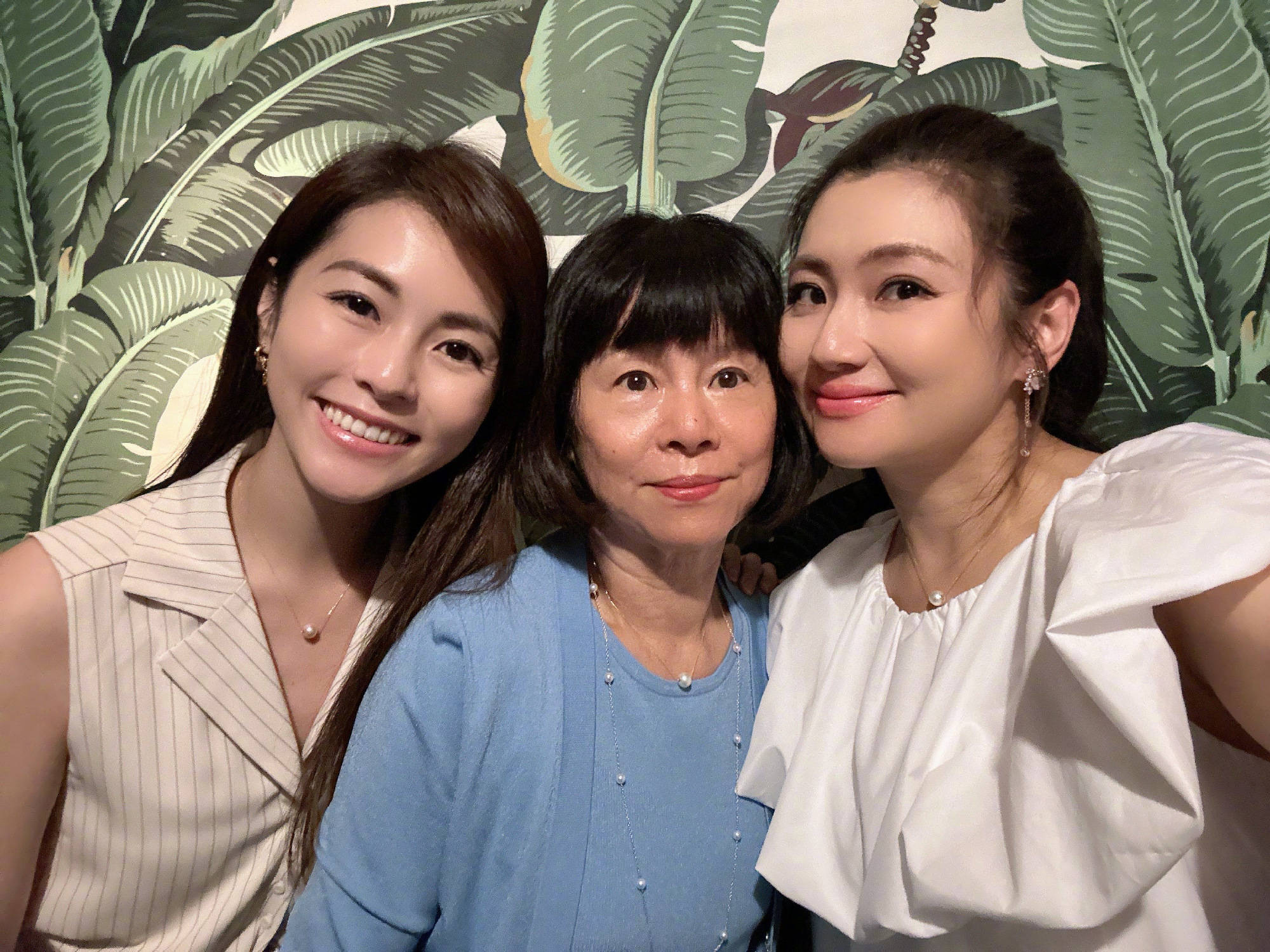 任家萱晒母亲节温馨合照,穿短裤大方展示腿上伤疤,脸上满是自信_经历