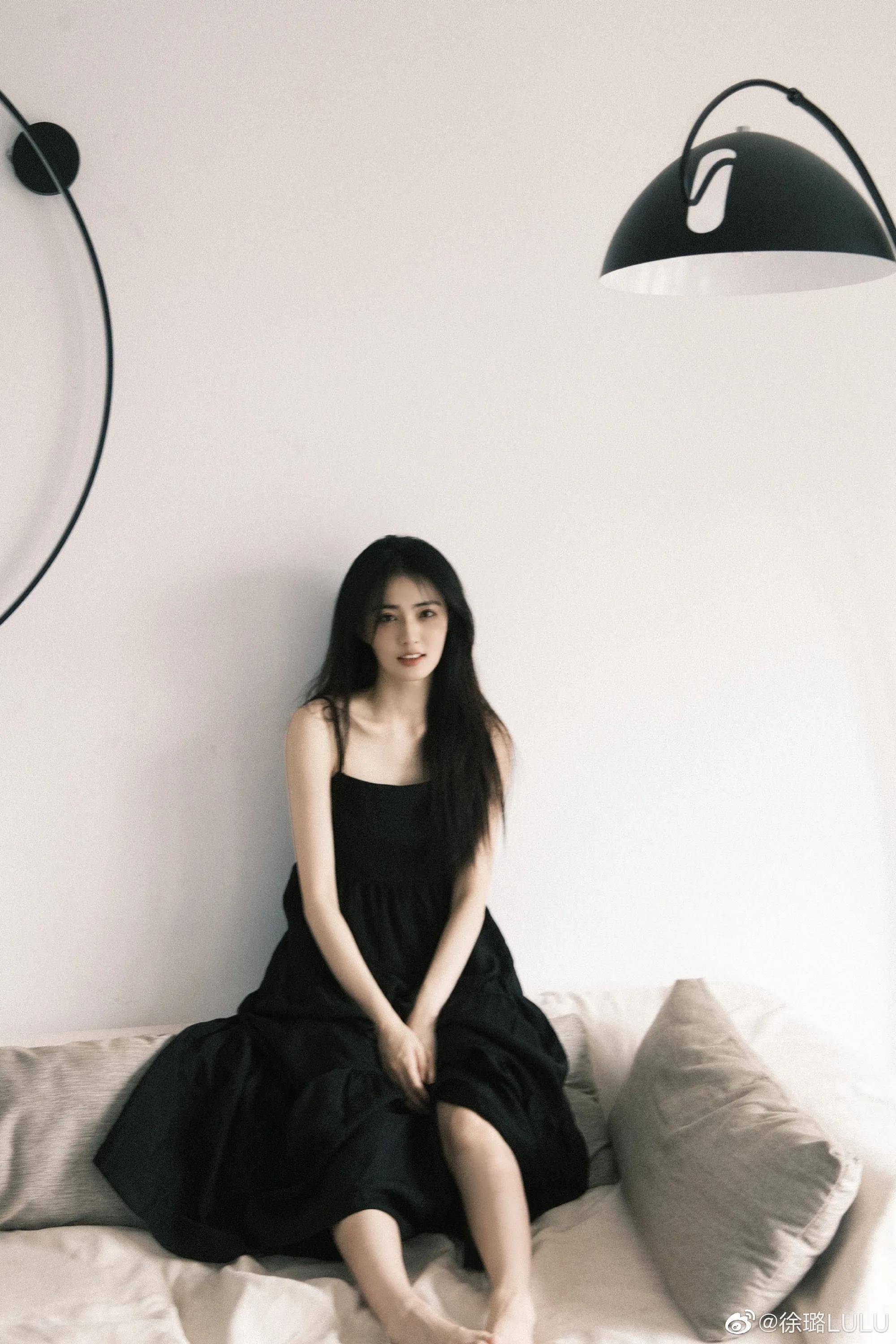 徐璐晒温柔居家照 穿吊带黑裙又纯又欲 与爱狗合照画面温馨治愈_沙发