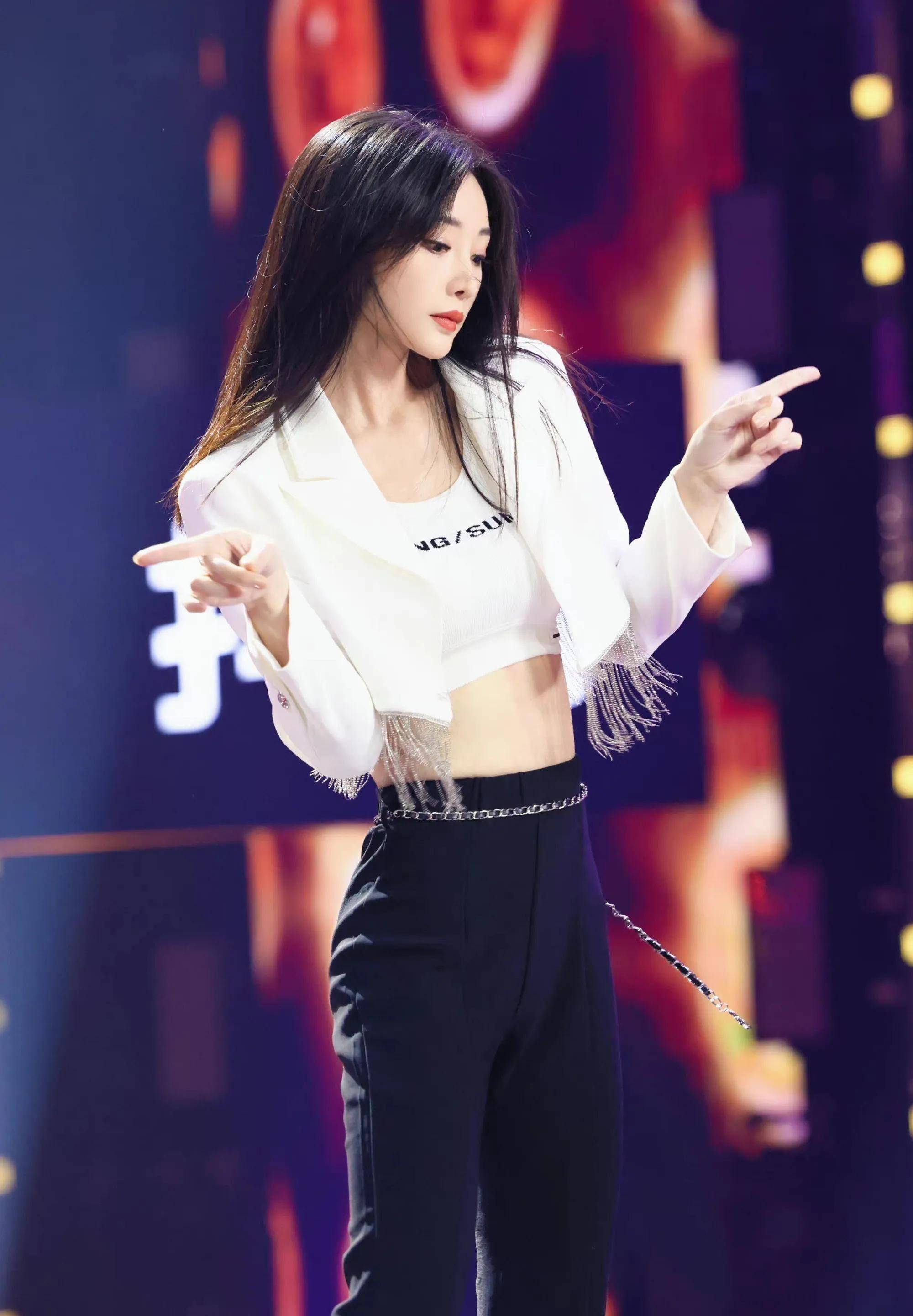 柳岩又"放大招"!穿"露腰"装跳舞,腰细腿长真惹眼_身材_造型_风格