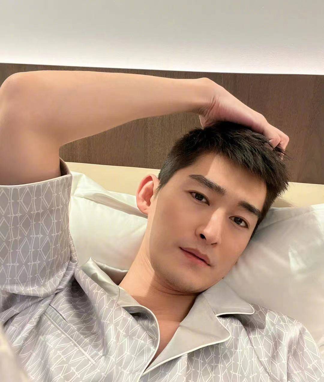 张翰已经38岁,差两岁就40了,所以也是谈婚论嫁的年龄,虽然事业发展