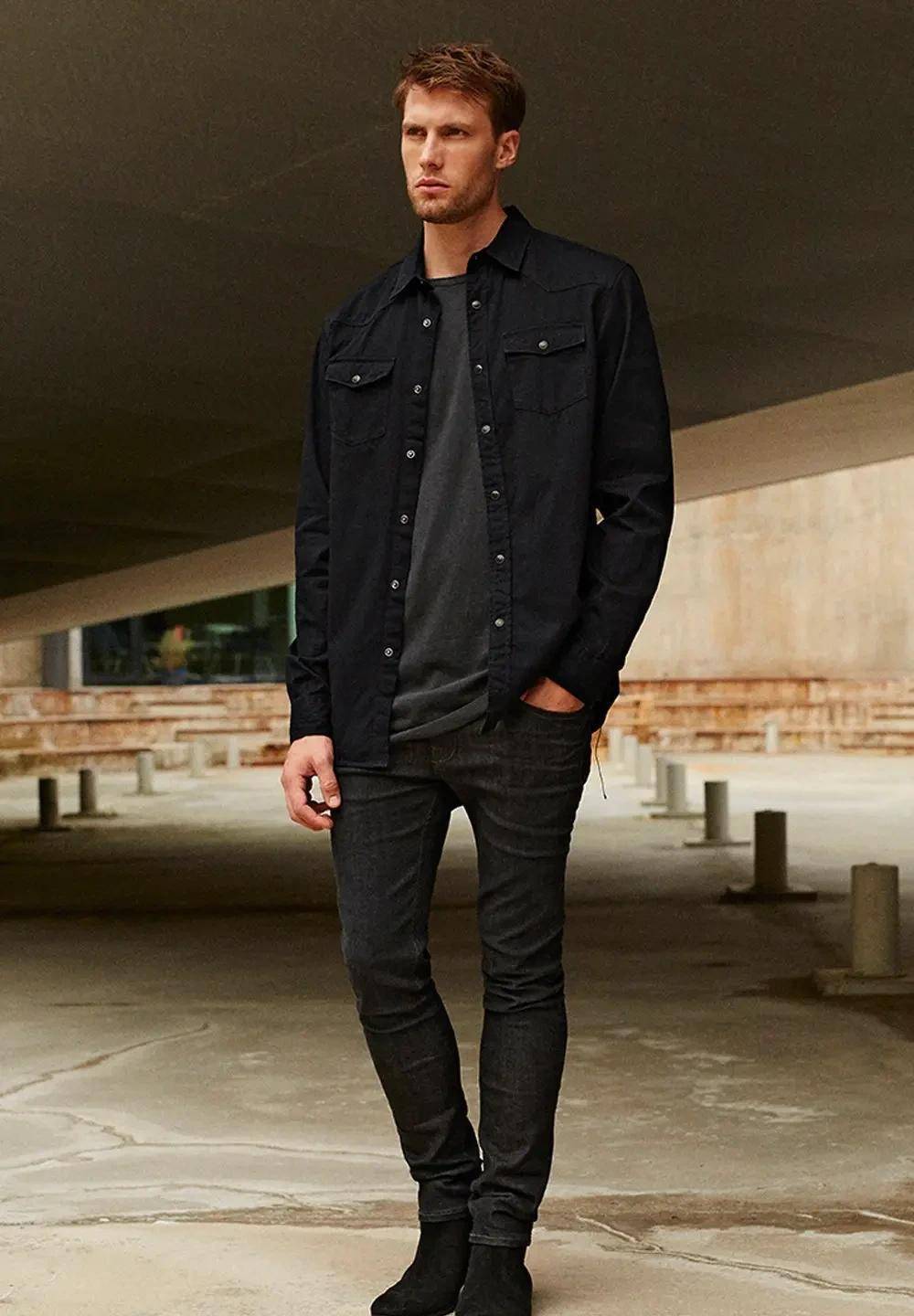 不同颜色的牛仔裤搭配鞋子,你选对了吗?_白色_运动鞋_黑色