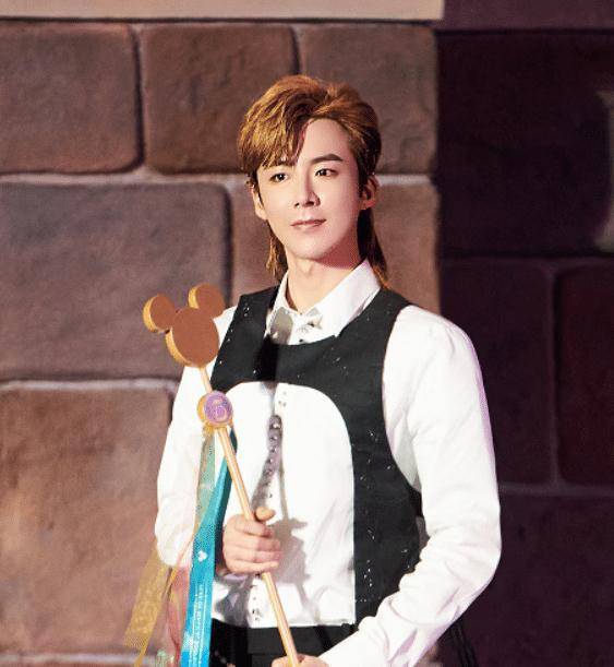 大家都批判明星抽烟,怎么到了刘宇宁这就不一样了