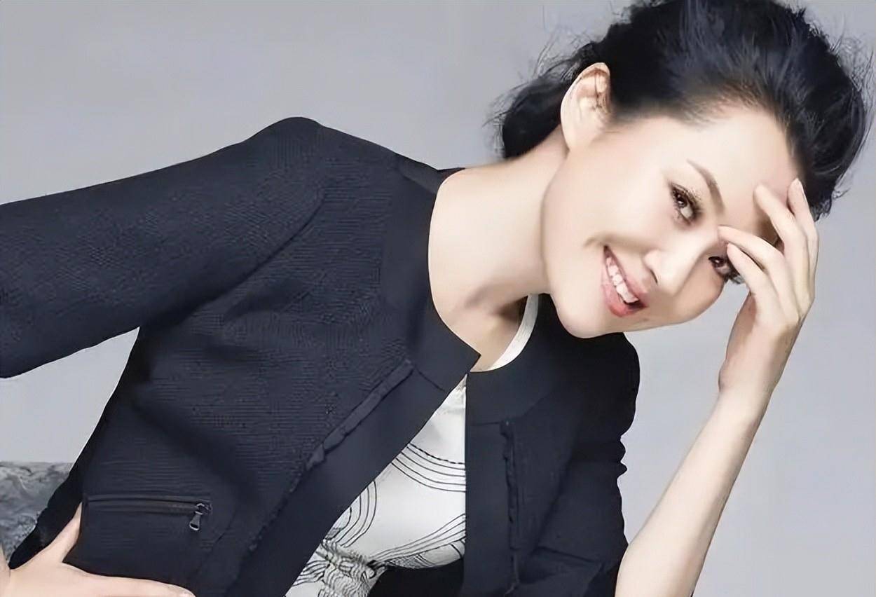 “梨涡笑靥”出美人,这12位女星,浅浅一笑迷众生_气质_许晴_时尚