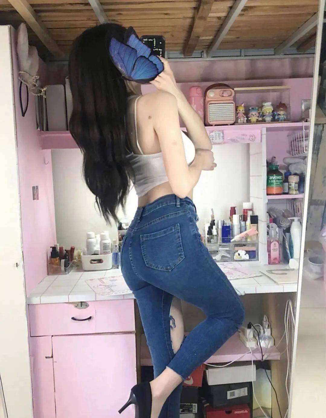 在寝室自拍,让其他人看到了 尴尬……_床上_游戏_上床睡觉