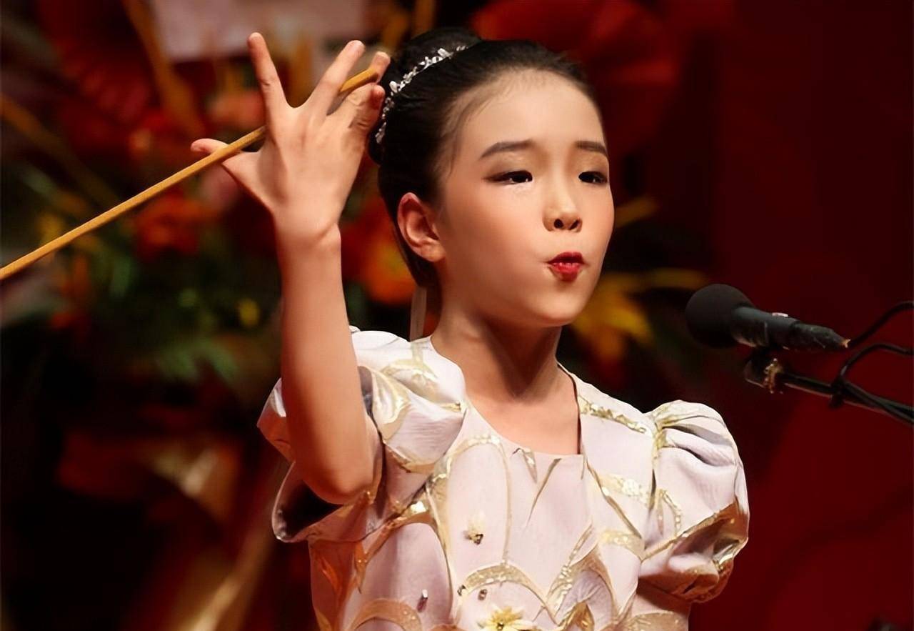 8岁的郭婉莹为观众带来了贝金韵《探晴雯》大鼓.
