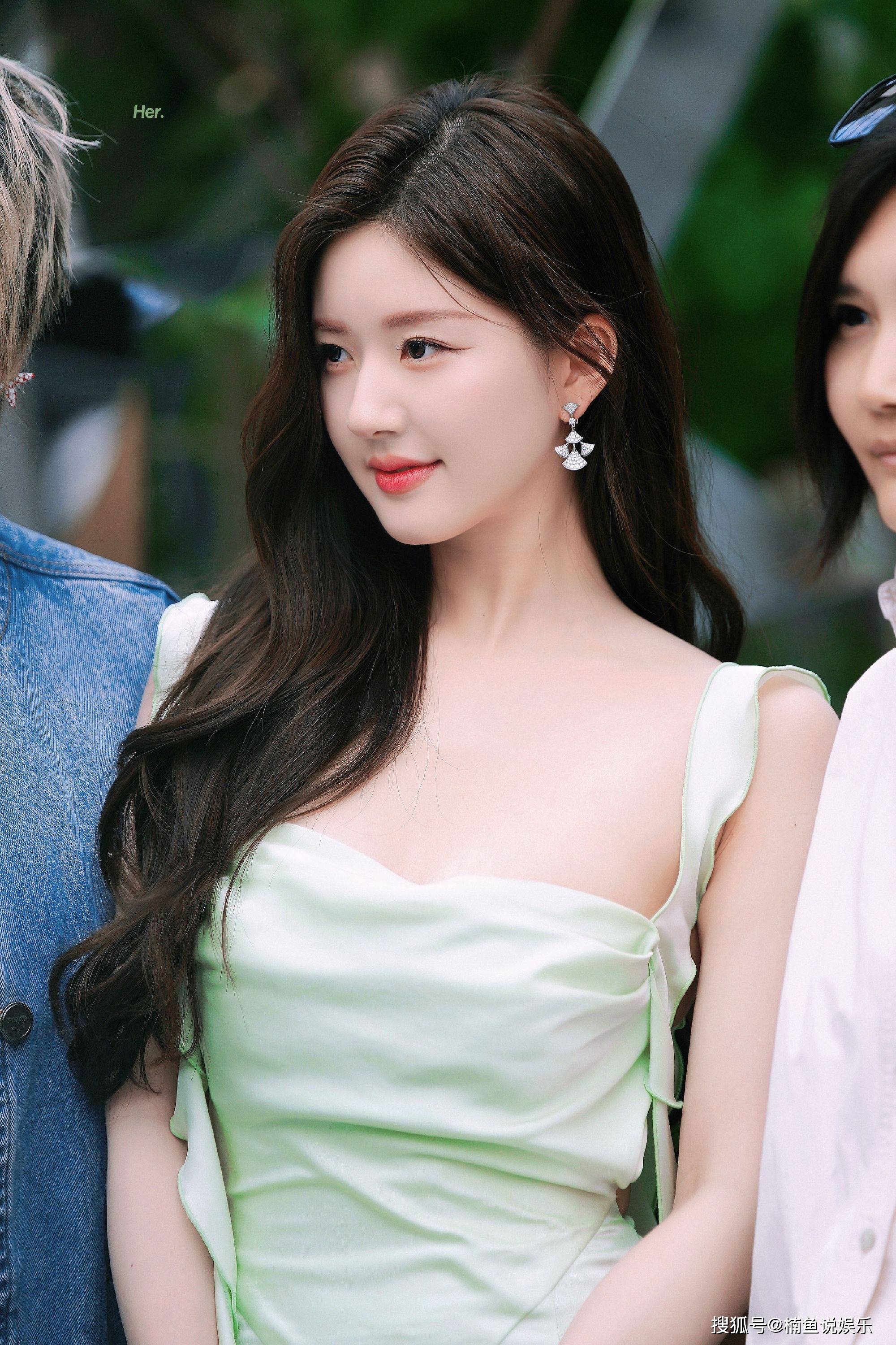 所以现场有很多粉丝前来围观,很多网友拿起手机拍下女明星赵露思,记录