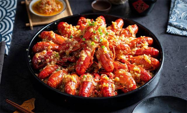小龙虾价格近腰斩！小龙虾最新批发价多少钱一斤？网友：”跳水价“
