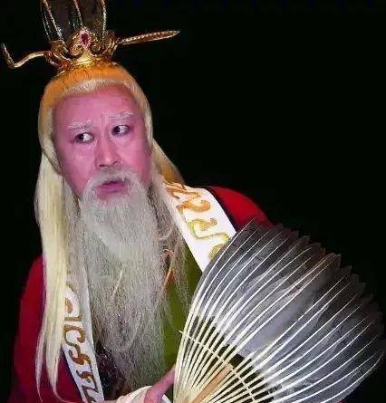 程伟兵在扮演白花蛇精的过程中,不仅通过精彩的表演将