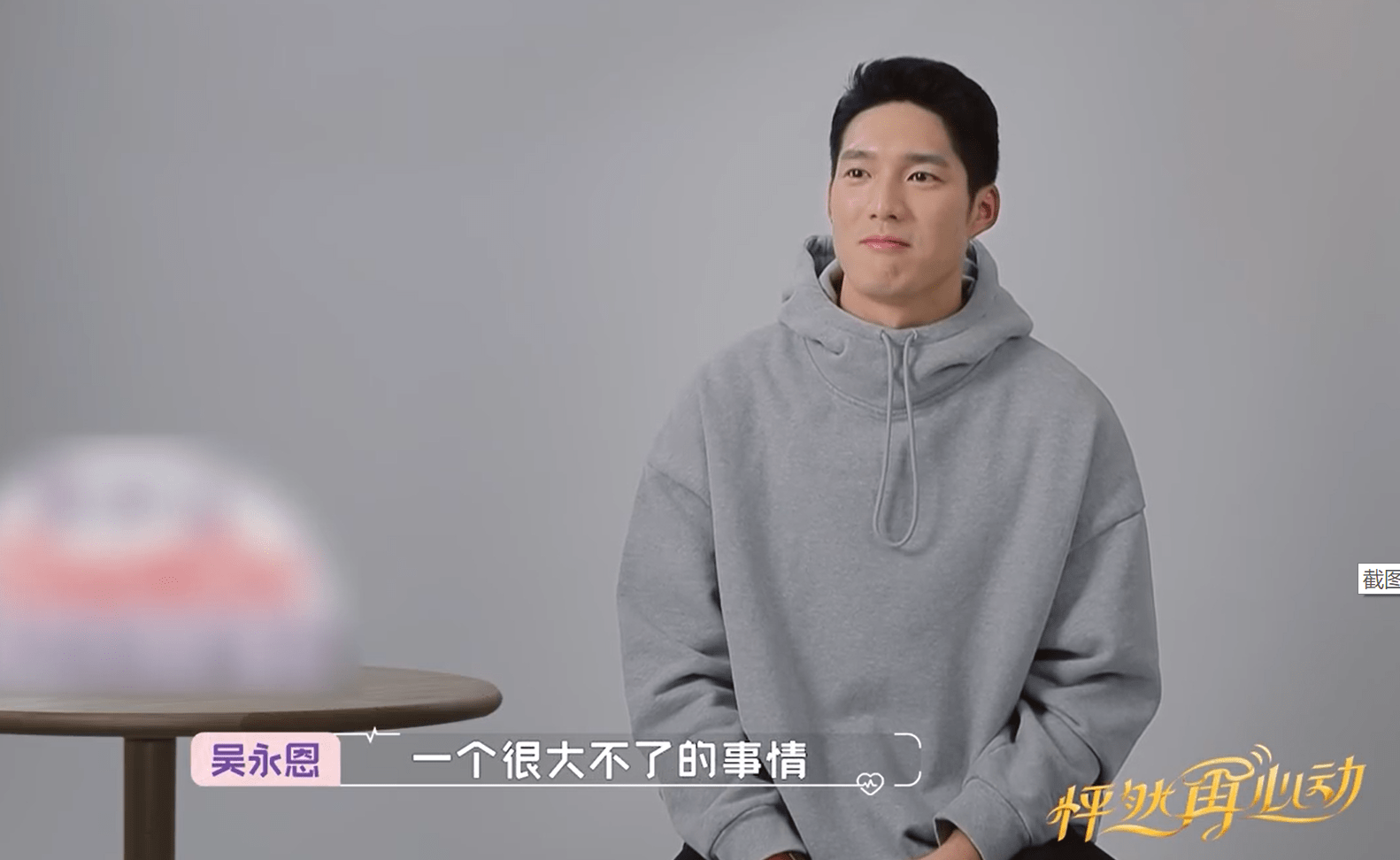 13日当晚,王子文又在微博中晒出了自己和儿子的合照,配文:豆芽,妈妈爱