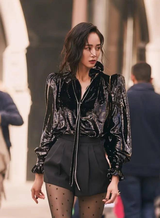 张钧甯一露腿就赢了,亮片衣配黑丝飒酷又高级,比同款模特还惊艳_短裤