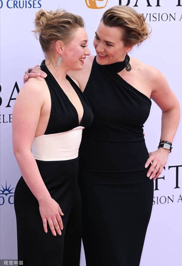 曾经的泰坦尼克号女主角露丝,不惧丰腴身形穿大开背礼服裙,女神气质