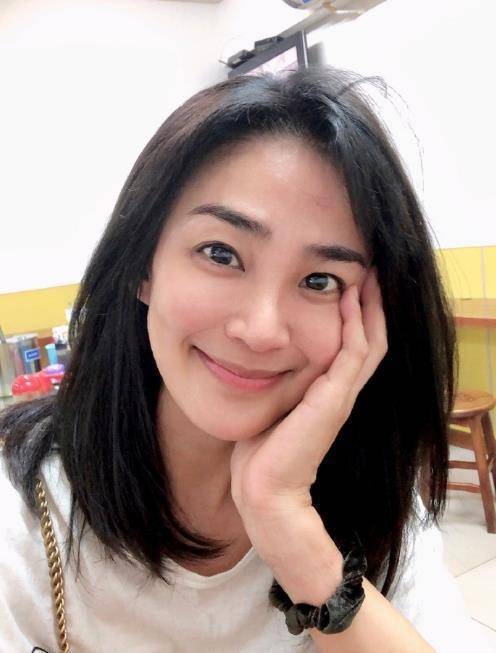 被爆身体抱恙现身医院后,洪小铃七夕晒照,身穿时尚大秀身材_生活_近照