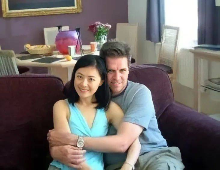 她曾是央视主持人,远嫁欧洲入英国国籍,后49岁离婚回国捞金