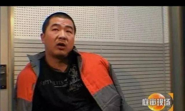 强势,经常和他吵架,挑他的毛病,向他伸手要钱;妹妹李灿从小爱打小报告