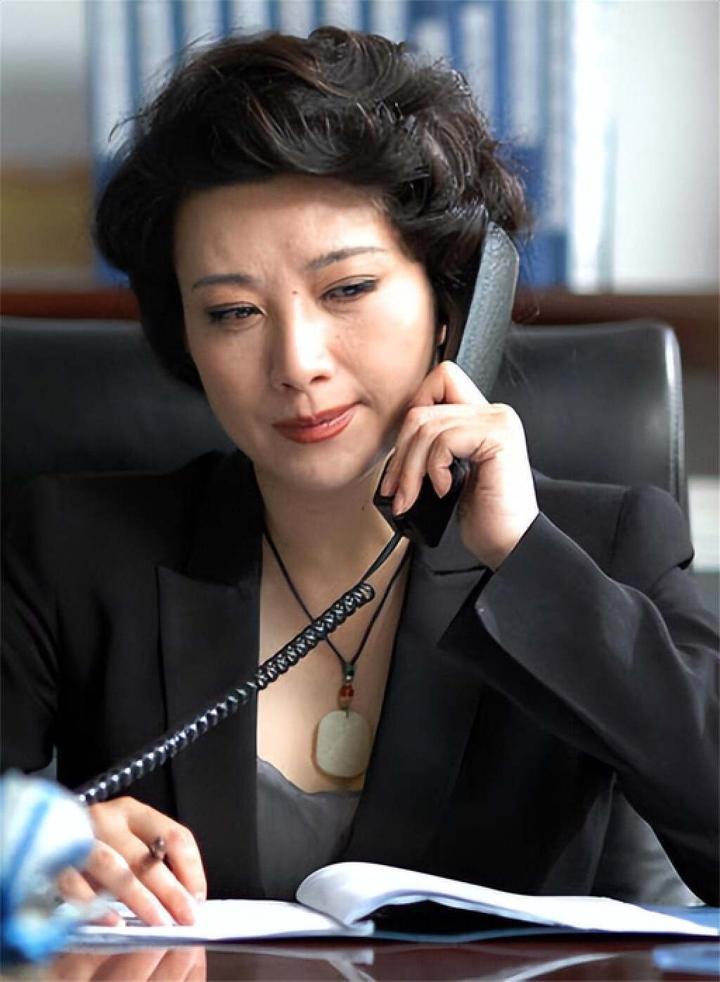 看了59岁王静的打扮,我悟了:衣要穿紧,发要大卷,优雅大气_气质_花衣服