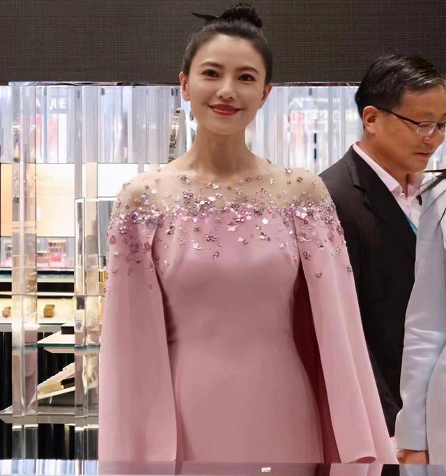 41岁高圆圆近照曝光,粉裙丸子头很减龄,笑容甜美少女感十足_赵又廷